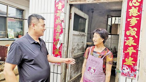 “李书记把我们从洪水中背出来”